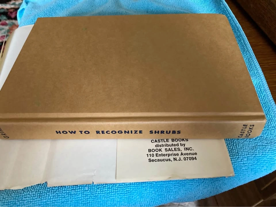 Estate Sale Vintage 1966 “How To Recognize Shrubs” Hardcover - photo 4
