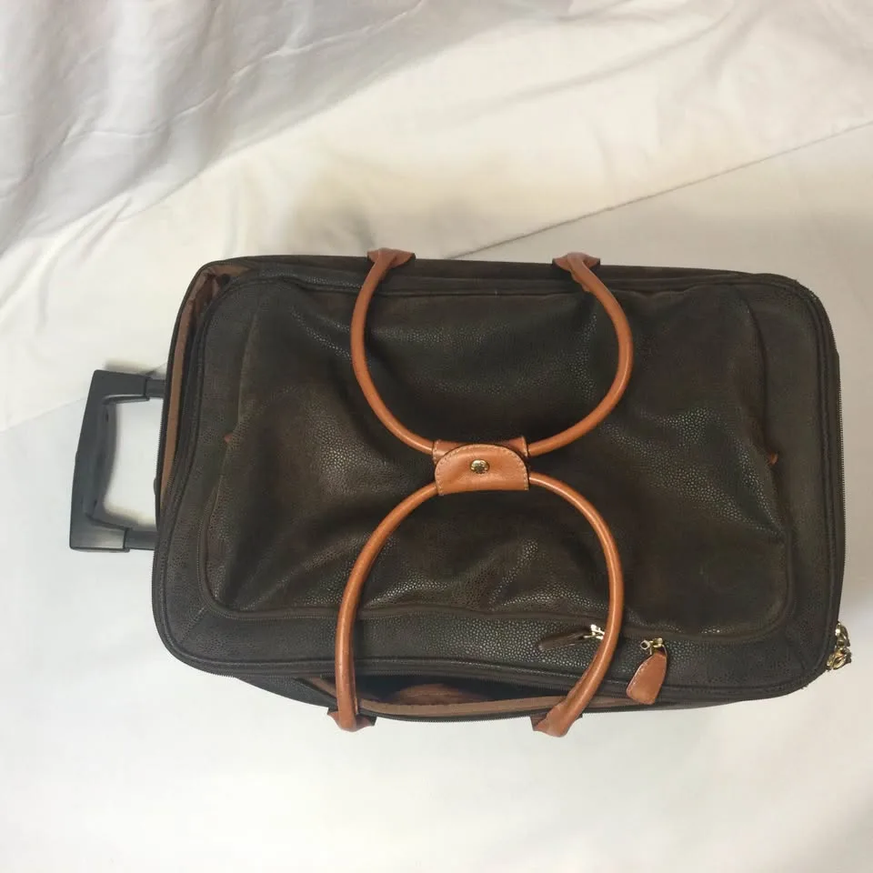 BRIC’s 21 wheeled, Brocken Zipper image indicator(2)