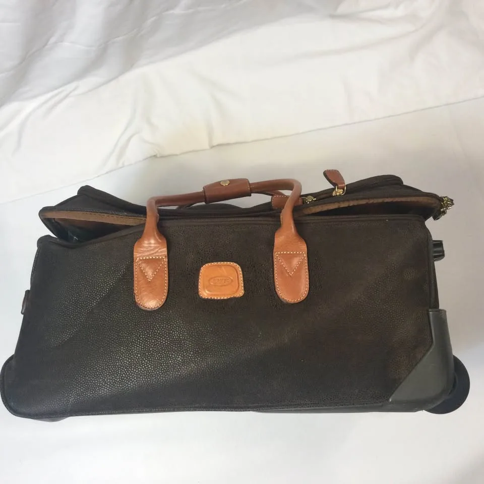 BRIC’s 21 wheeled, Brocken Zipper image indicator(3)