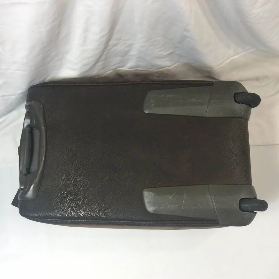 BRIC’s 21 wheeled, Brocken Zipper image indicator(4)