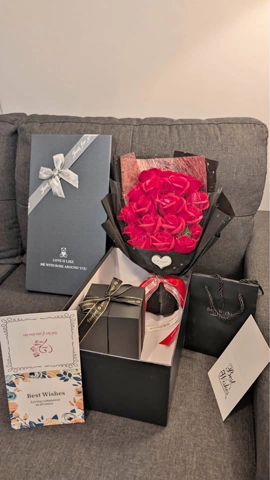 Rose Bouquet and Jewelry Gift Box Set