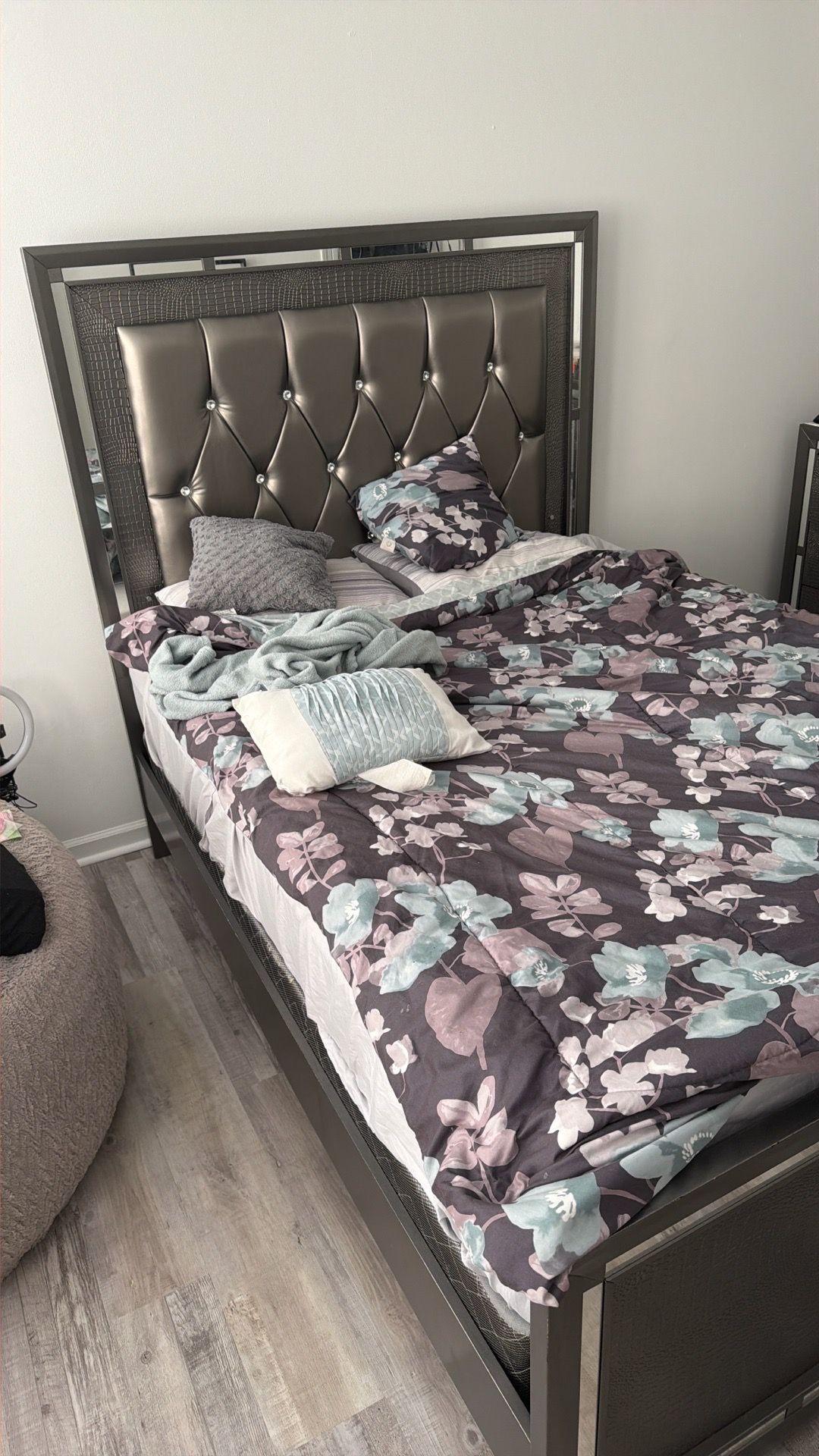 Queen size bed and Dresser must go!! - photo 3