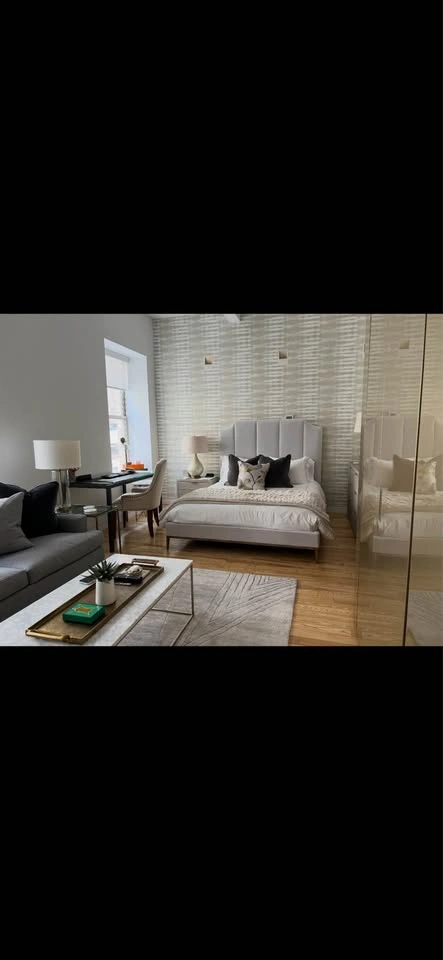 Restoration Hardware Sabine Upholstered Queen Bed - photo 3
