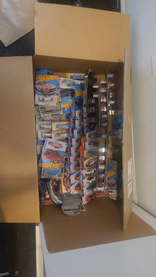 Clearance Sale: Hot Wheels, Matchbox, and Diecast Models - photo 3