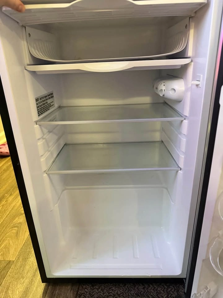 Magic Chef Mini Refrigerator and Freezer - photo 3