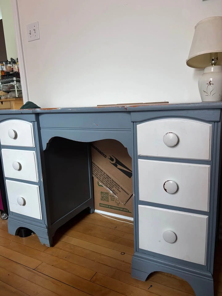 Blue and white desk - photo 2