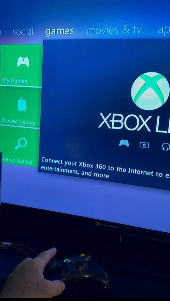 Xbox 360 S Console with Kinect and Controller - photo 2
