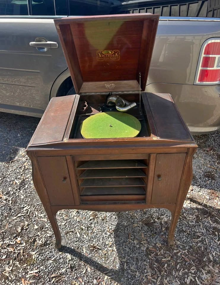 Victor Victrola VV-240 Phonograph