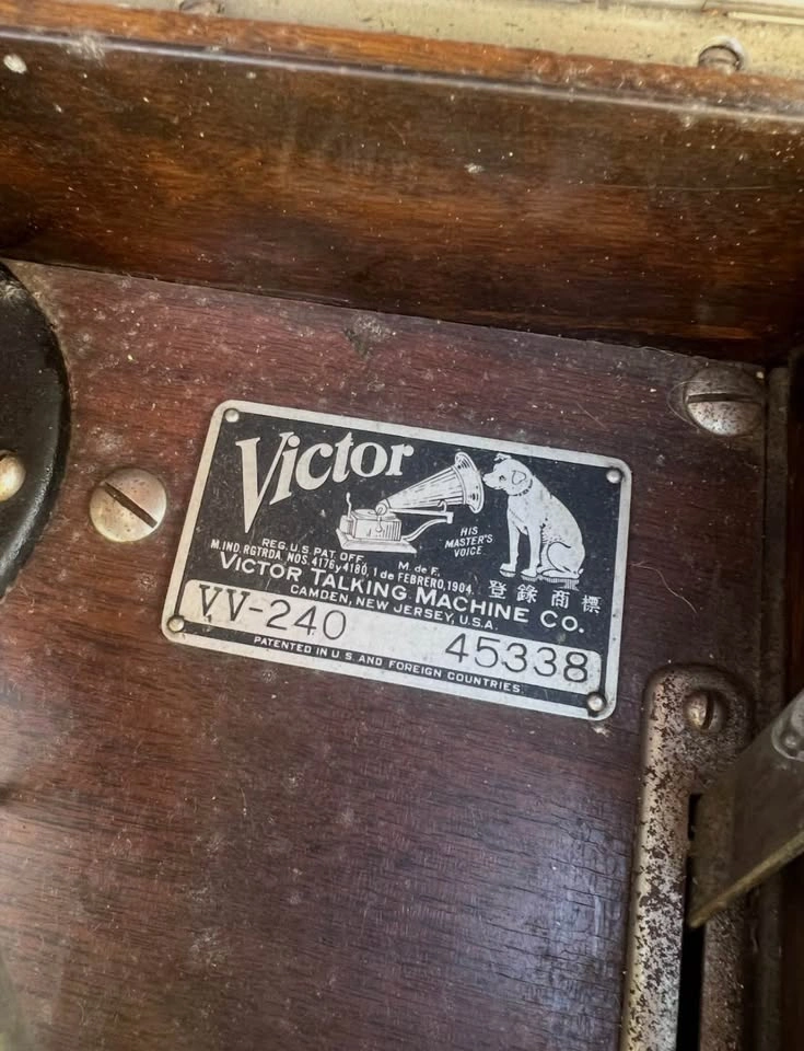 Victor Victrola VV-240 Phonograph - photo 2