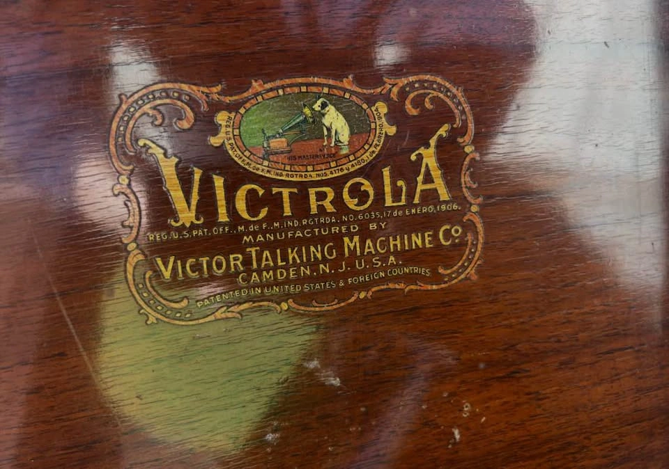Victor Victrola VV-240 Phonograph - photo 3