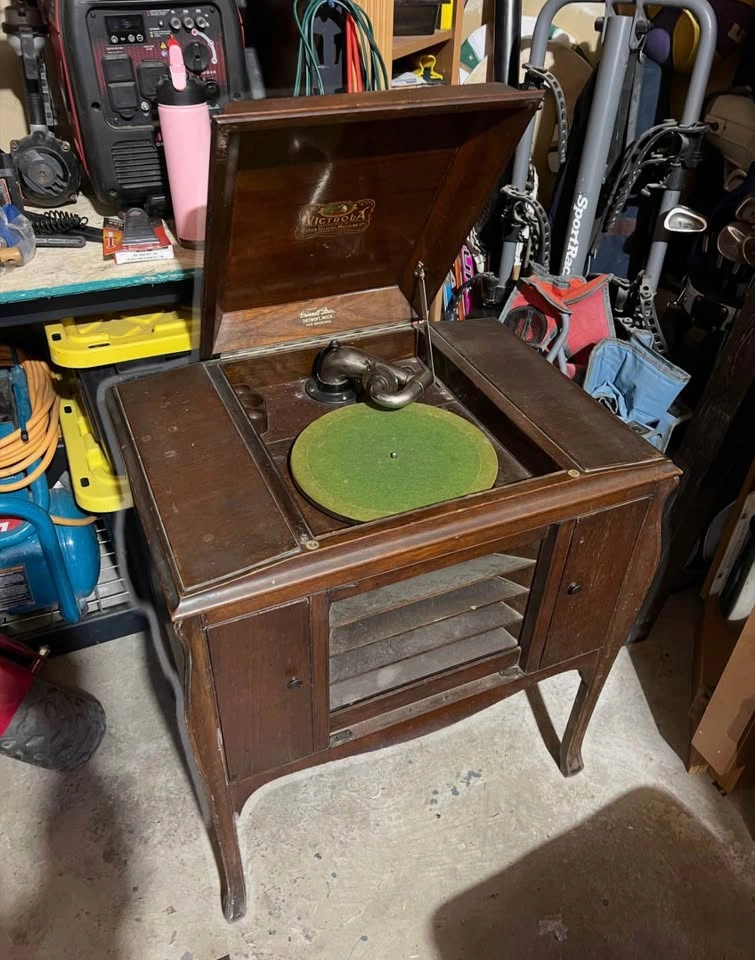Victor Victrola VV-240 Phonograph - photo 4