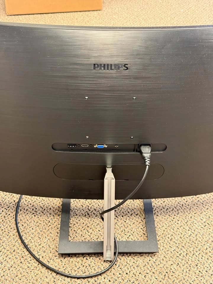 Philips Curved Monitor – Widescreen – Chicago Downtown - photo 2