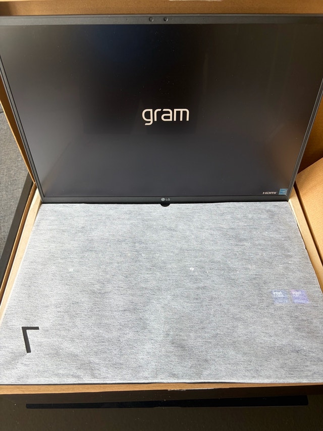 LG Gram 17" Ultra light Touchscreen Core Ultra 7 16GB 1TB - photo 3