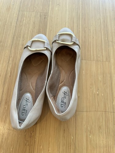 Classic Women's Taupe Ballet Flats with Gold Buckle Size 6.5 - photo 2