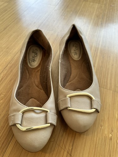 Classic Women's Taupe Ballet Flats with Gold Buckle Size 6.5 - photo 3