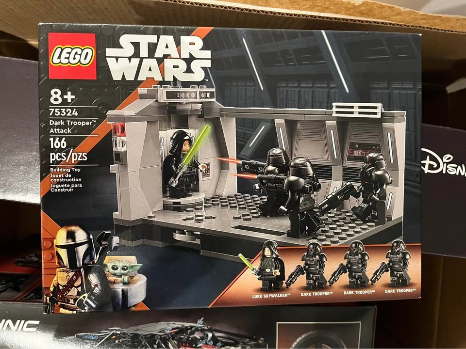 Retired lego 75324 Dark Trooper™ Attack