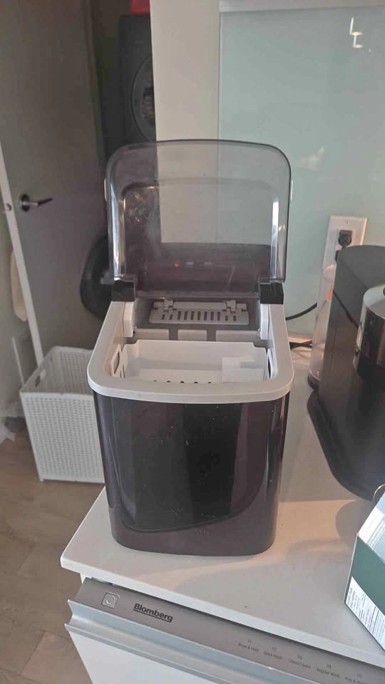 Frigidaire Countertop Ice Maker (Manufactured Sep 2024)