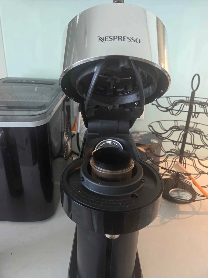Nespresso Vertuo Next Coffee Machine (Model: ENV120CAE) - photo 2
