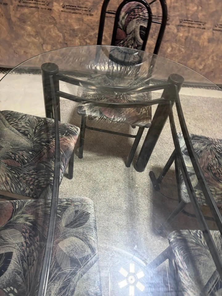 Dining table . Pick up only - photo 2
