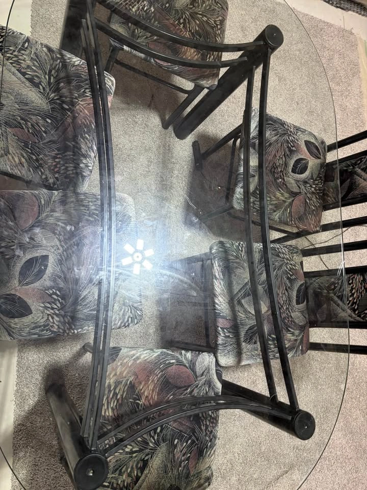 Dining table . Pick up only - photo 3