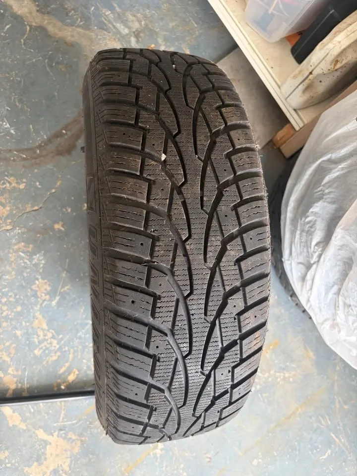 Toyota Camry tires and rims together - photo 2
