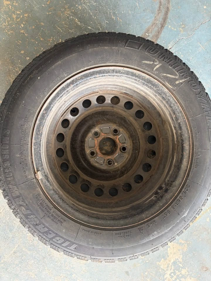 Toyota Camry tires and rims together - photo 3