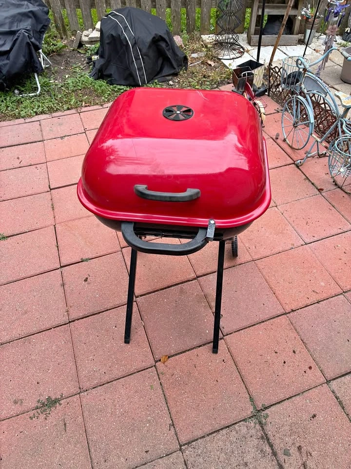 Americana Walk-A-Bout charcoal grill