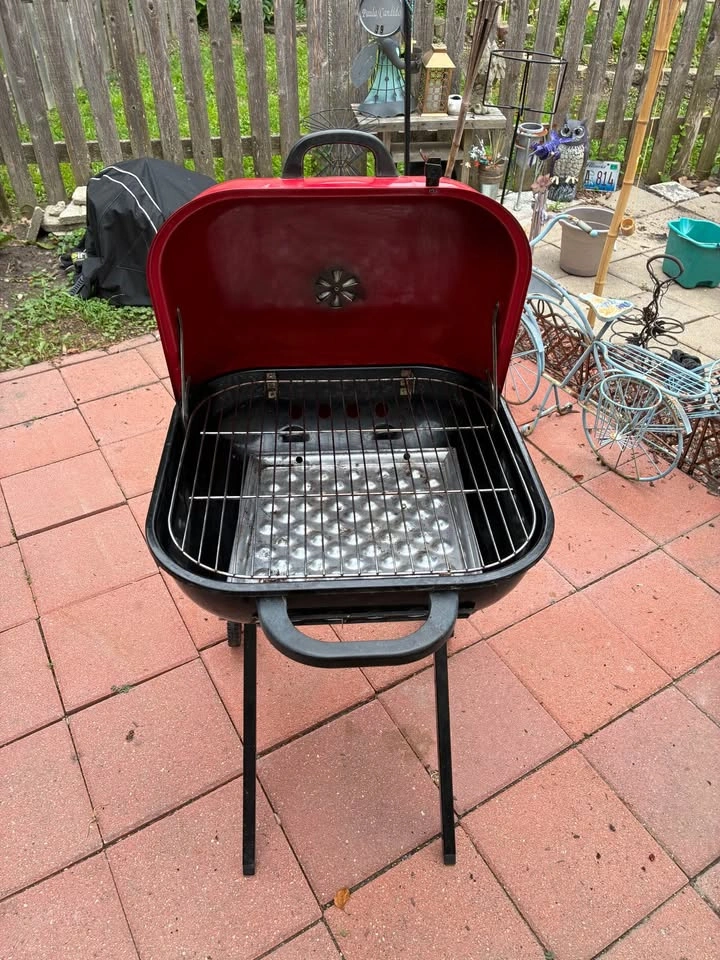 Americana Walk-A-Bout charcoal grill - photo 4