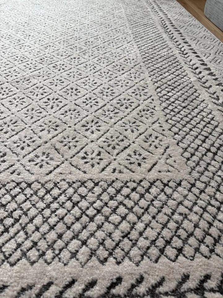 MOVING OUT SALE: Charcoal area Rug - photo 3