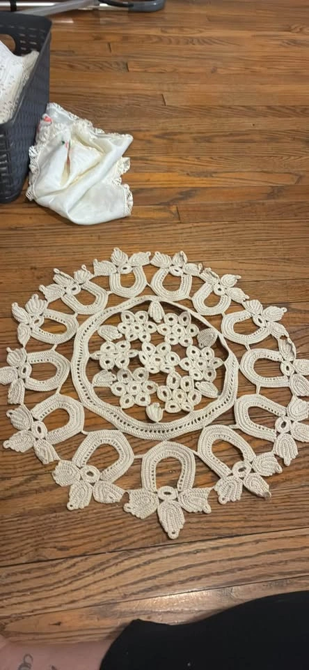 Vintage crochet table setting and center piece set of 5 - photo 2