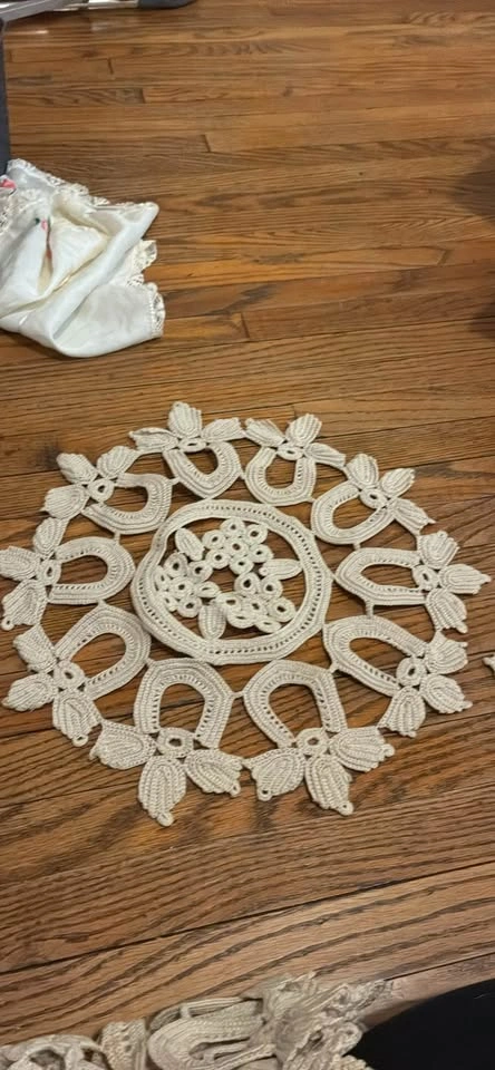 Vintage crochet table setting and center piece set of 5 - photo 3