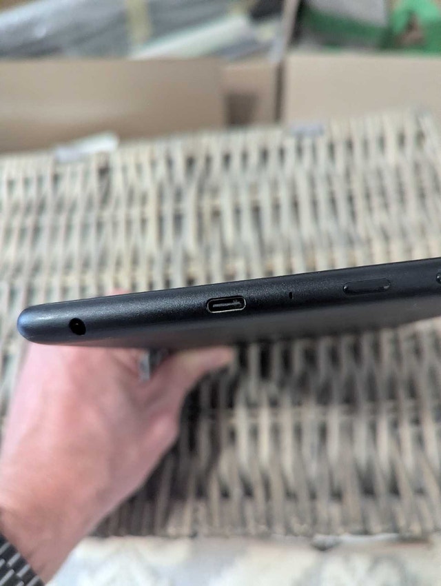 Amazon Fire Tablet 8 - photo 3