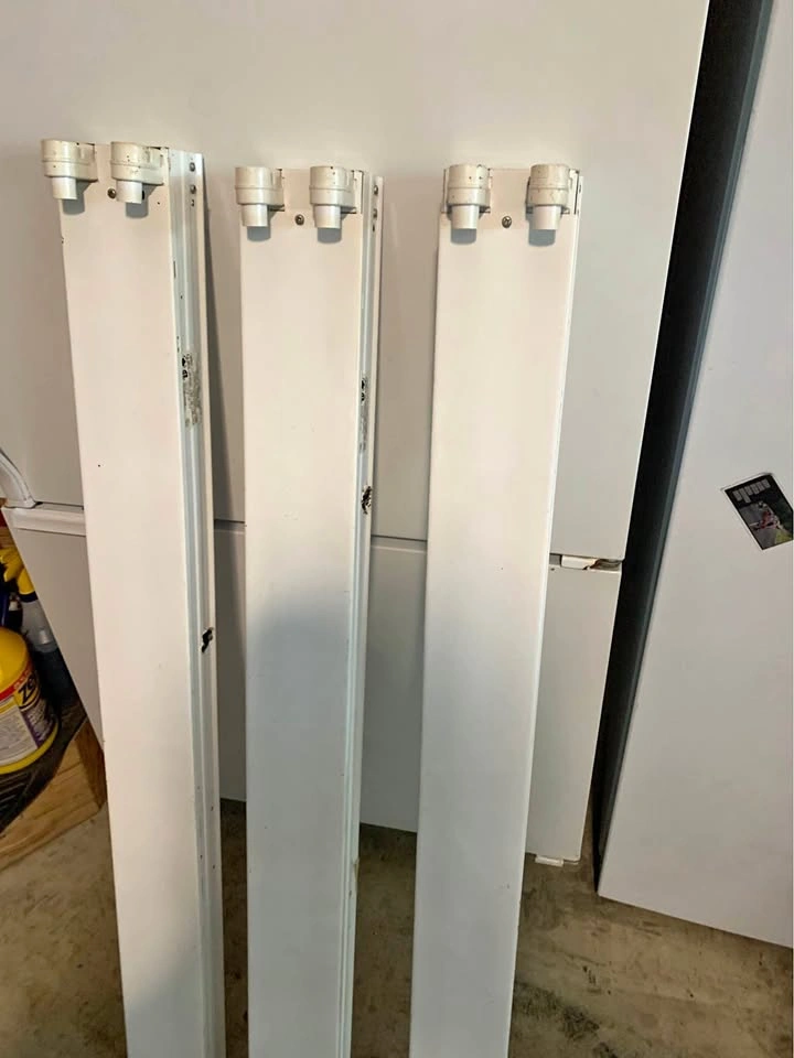 Fluorescent lightbulb fixture