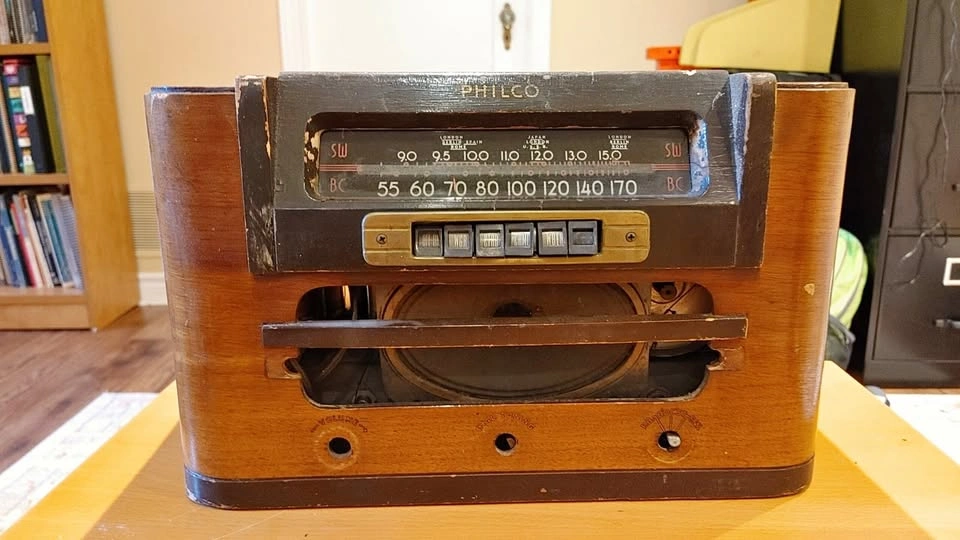 Vintage radio from 1952