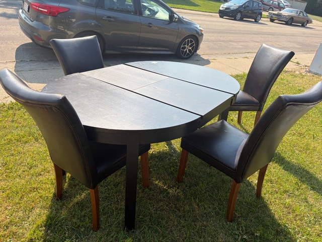 Dining Room Table Built in Leaf with 4 Chairs - photo 4