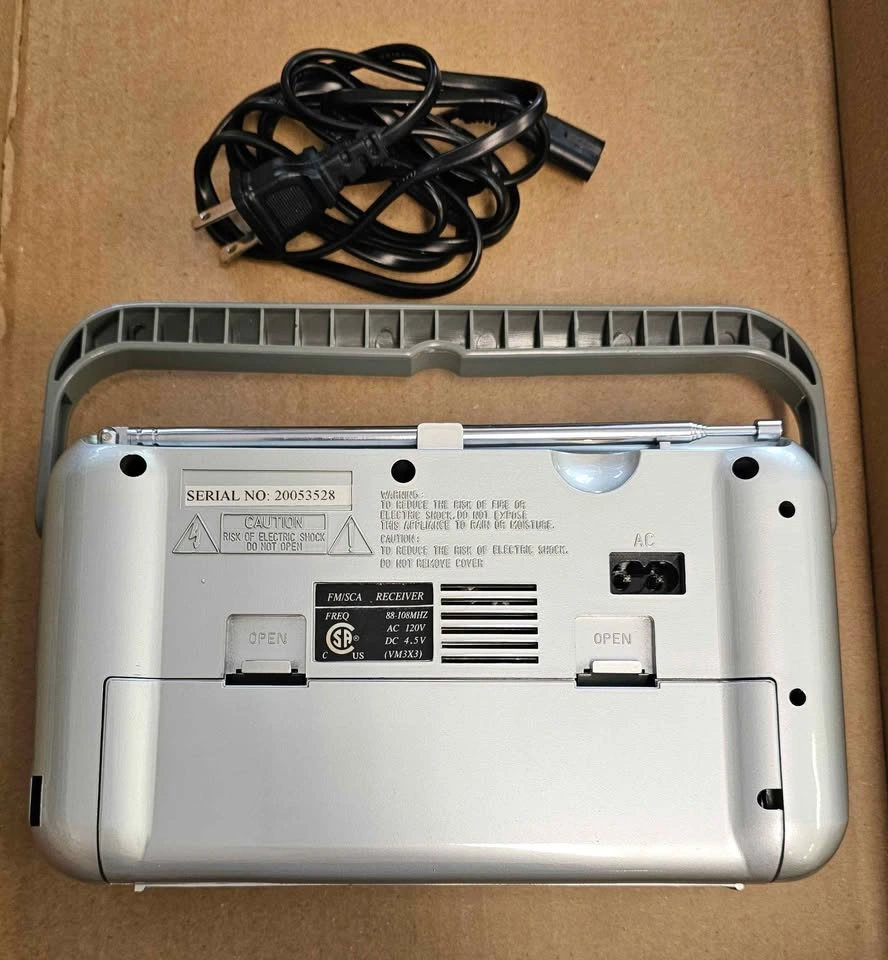 Vintage Radio Korea Canada FM/SCA Portable Receiver - photo 2