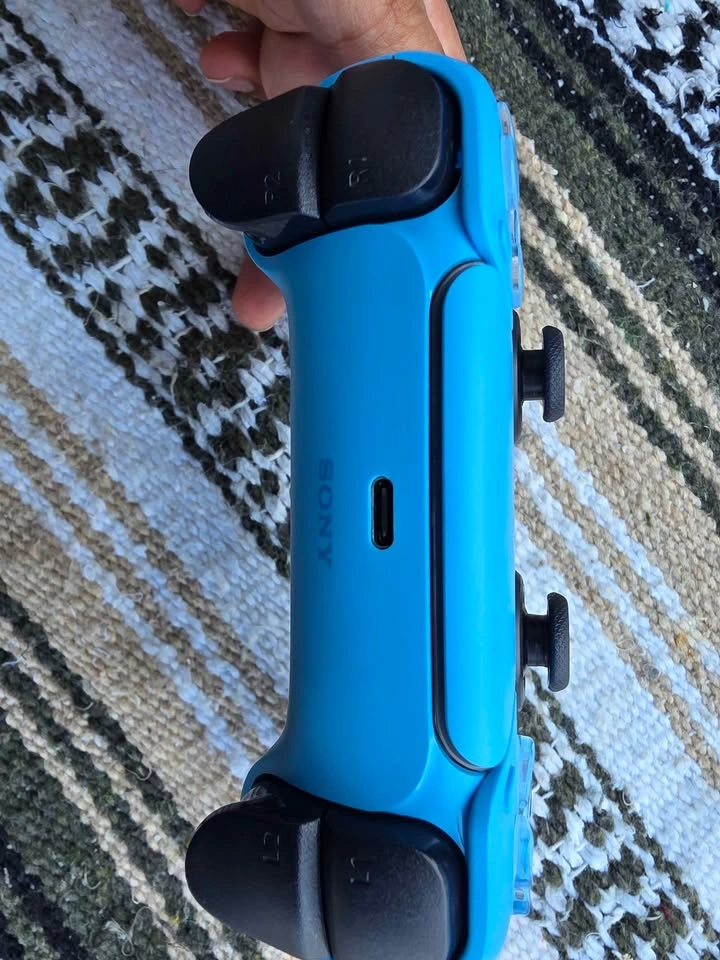 Official Blue PS5 DualSense controller - photo 5