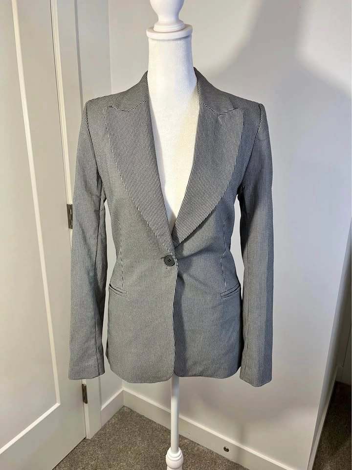 DYNAMITE Grey Patterned Women’s Blazer - NEW!