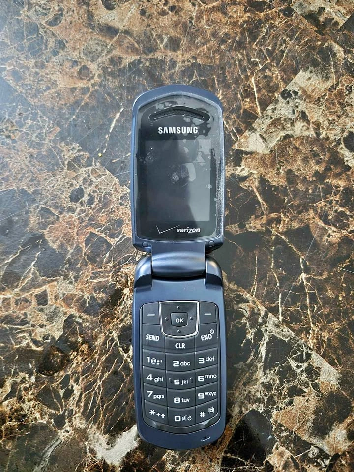 Vintage Verizon Samsung Gusto 2 Flip Phone - Prop / Collector It