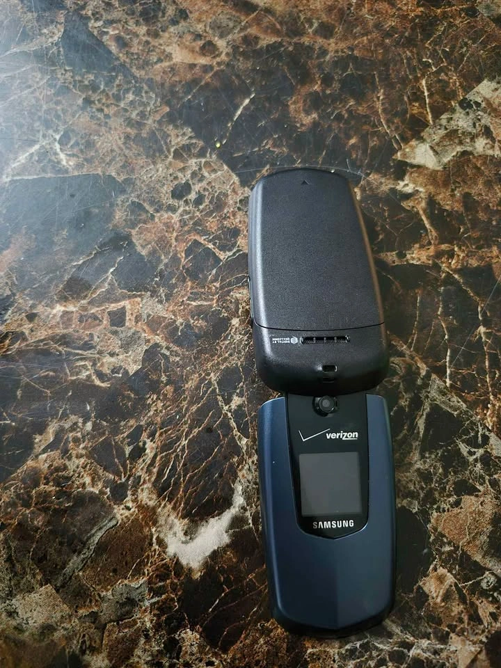 Vintage Verizon Samsung Gusto 2 Flip Phone - Prop / Collector It - photo 2
