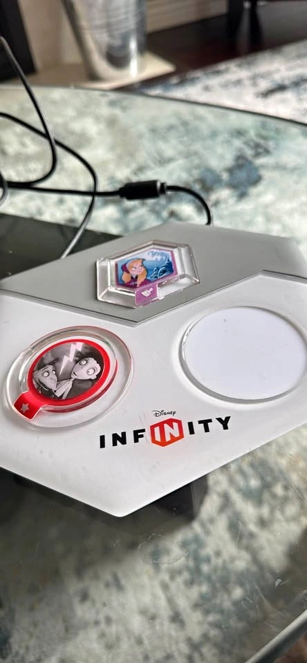 Disney Infinity Portal Base plus 2 power discs