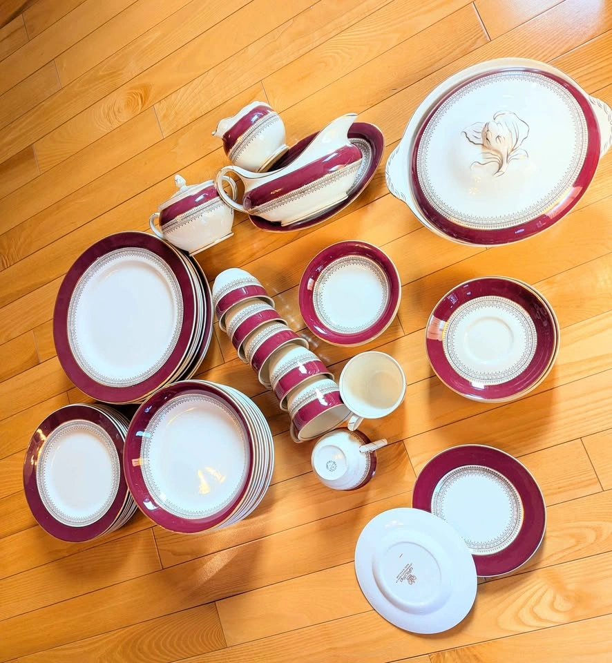 Burgundy Gold 8 PC Dinnerware Set with Serving Pieces - photo 2
