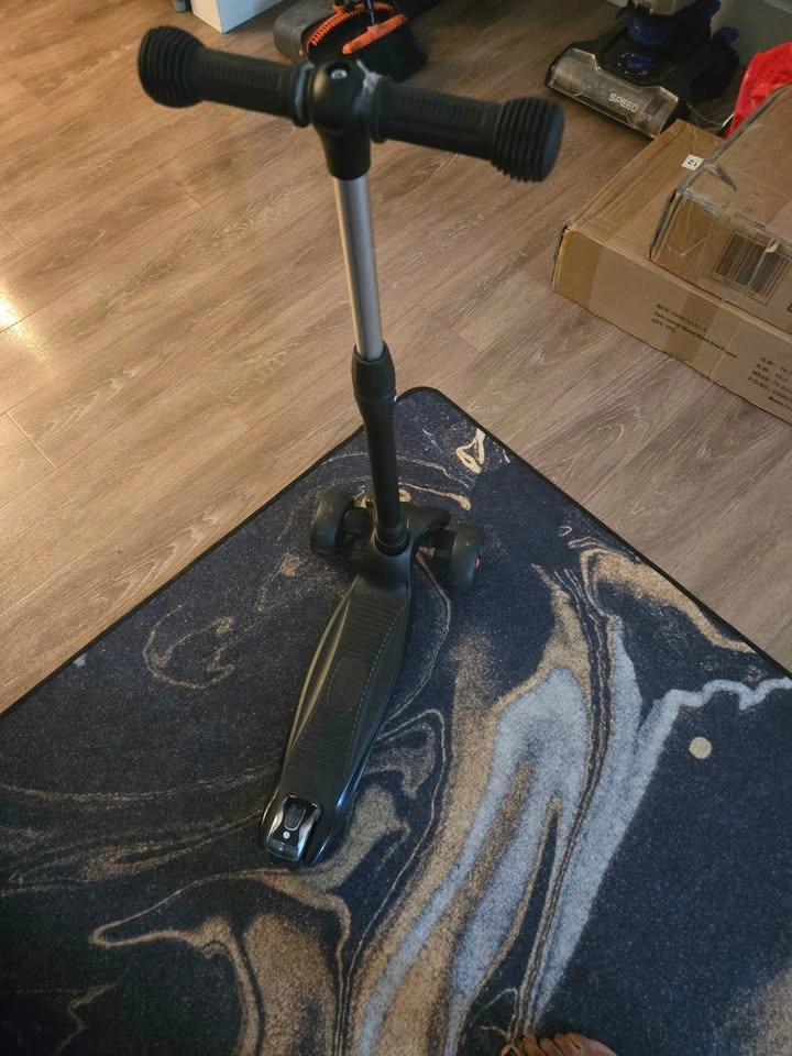 Allek 3-Wheel Kick Scooter (Black/Red) - photo 2