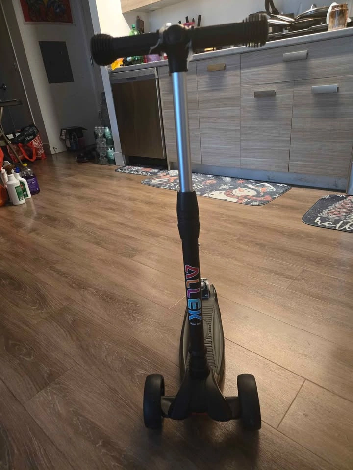 Allek 3-Wheel Kick Scooter (Black/Red) - photo 3