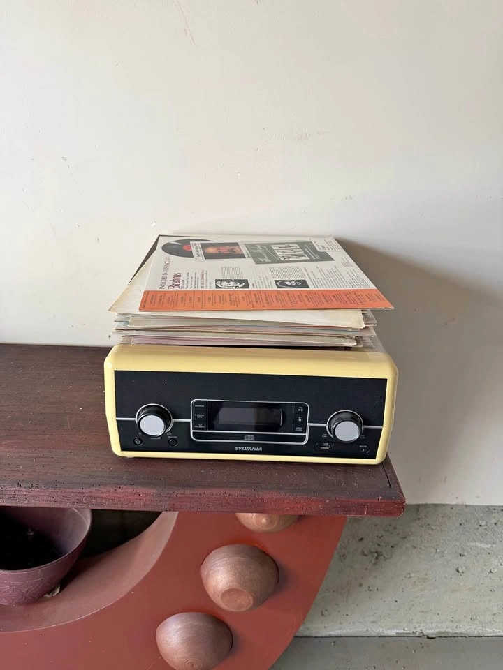 Retro Sylvania Record Player / Turntable Stereo + Records