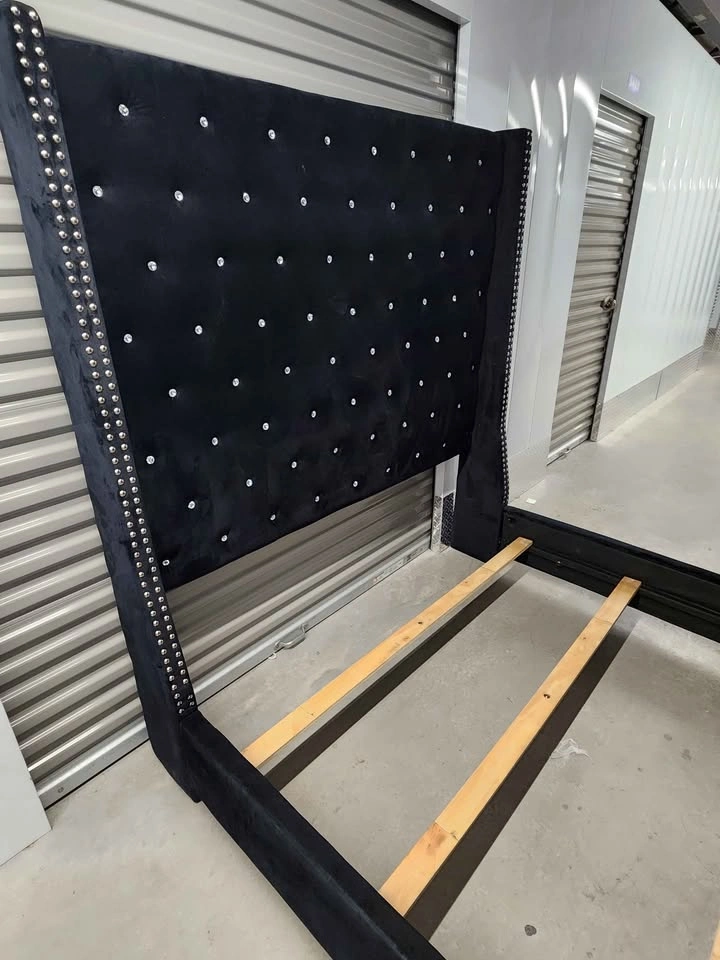 🇨🇦  Queen size Black Velvet bedframe - FREE Mattress - photo 2