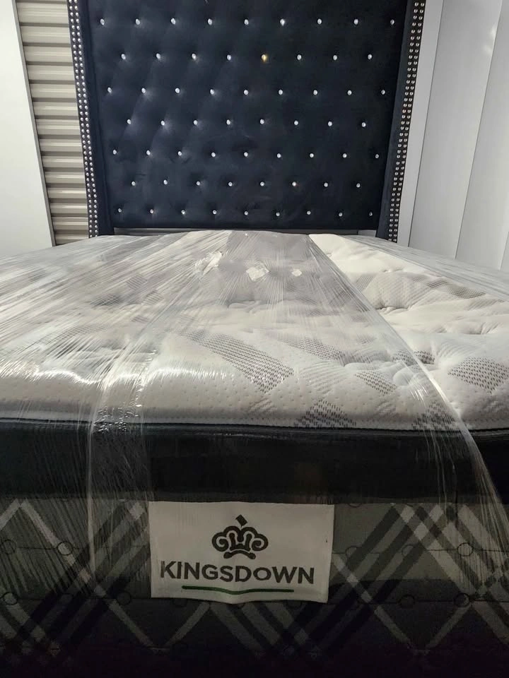 🇨🇦  Queen size Black Velvet bedframe - FREE Mattress - photo 3