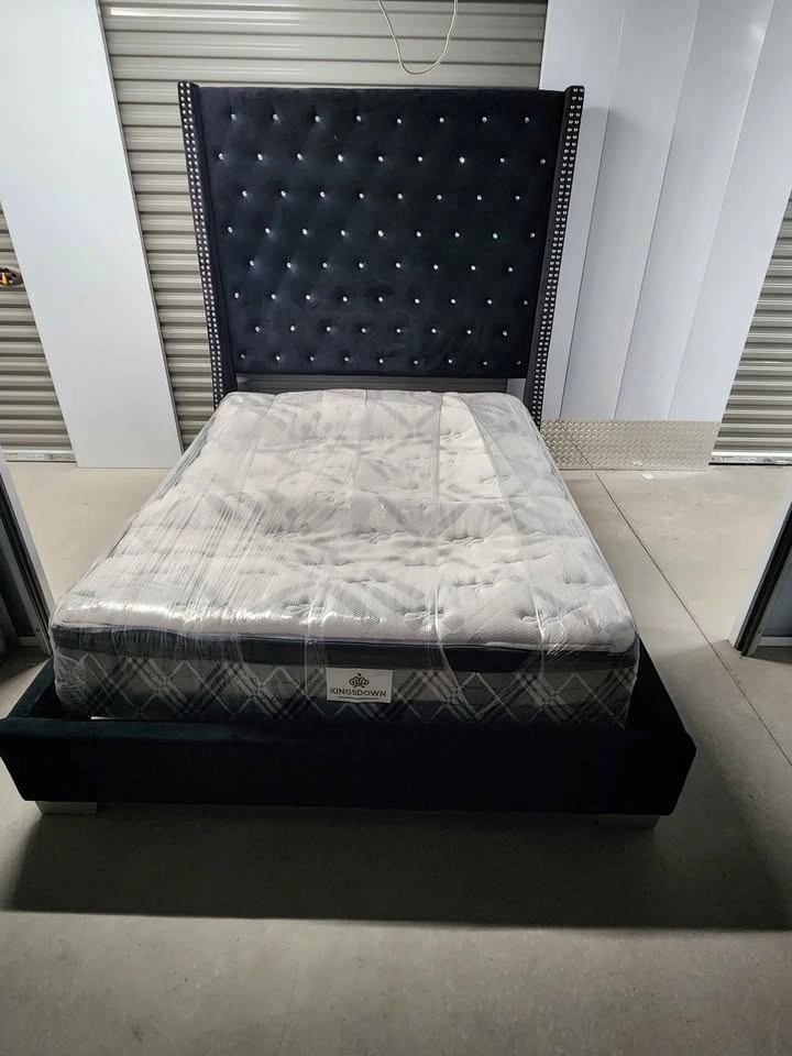🇨🇦  Queen size Black Velvet bedframe - FREE Mattress - photo 4