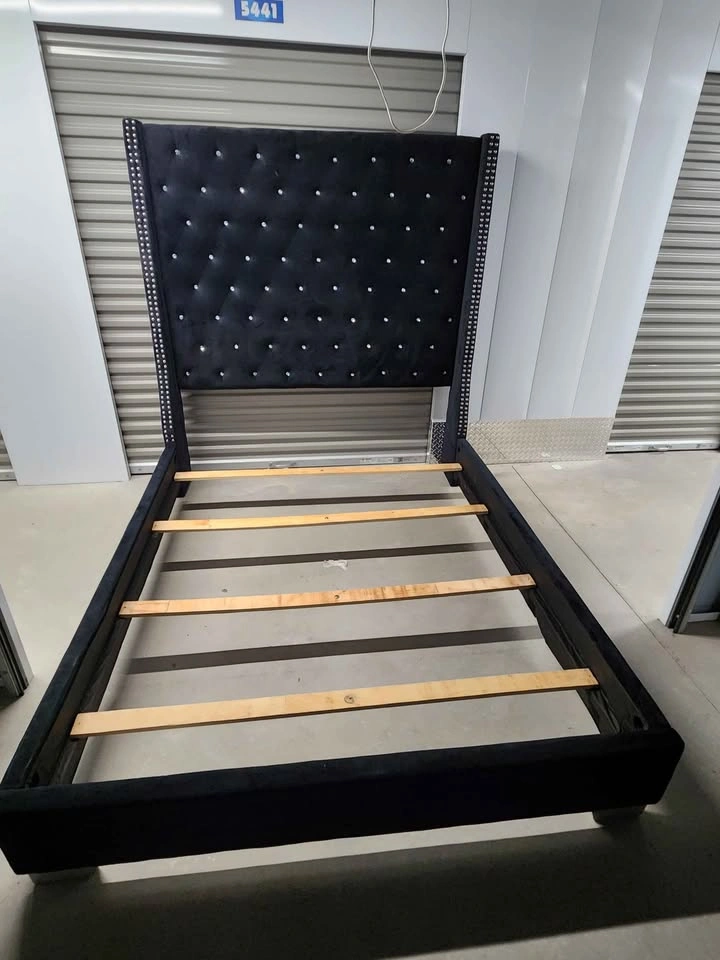 🇨🇦  Queen size Black Velvet bedframe - FREE Mattress - photo 5
