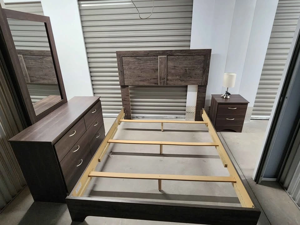 🇨🇦  Queen Bedroom Set - The Brick - photo 2